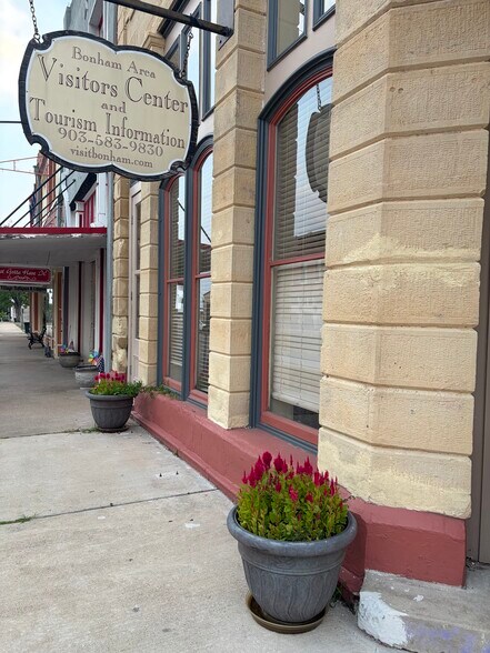 327 N Main St, Bonham, TX à louer - Photo du bâtiment - Image 2 de 3