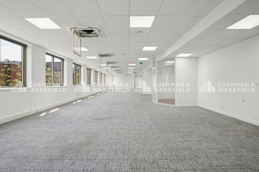 Office in Levallois-Perret for lease - Interior Photo - Image 2 of 9