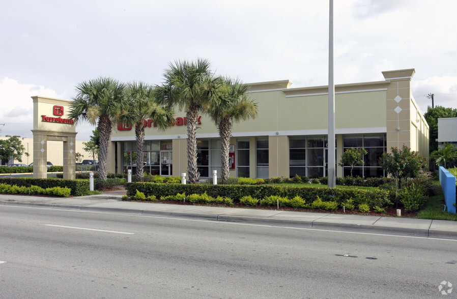 635-637 W 49th St, Hialeah, FL for lease - Building Photo - Image 3 of 3