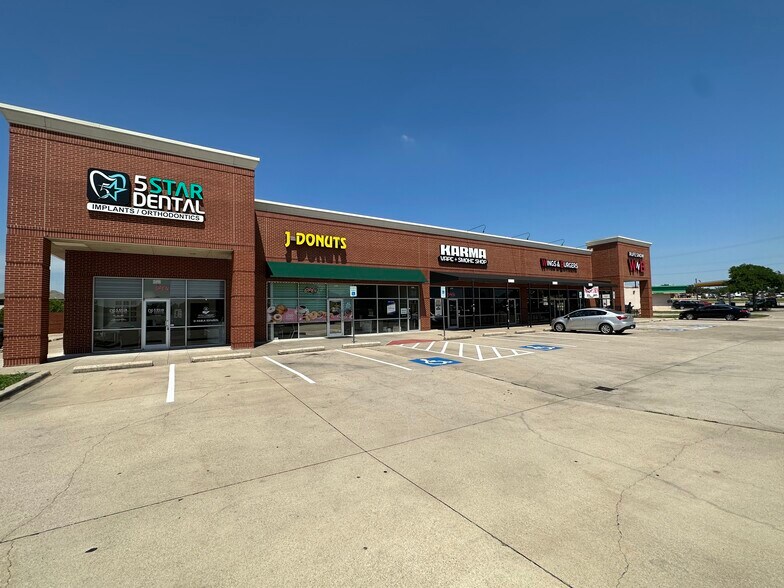 8247 Rufe Snow Dr, Fort Worth, TX à louer - Photo du bâtiment - Image 1 de 5