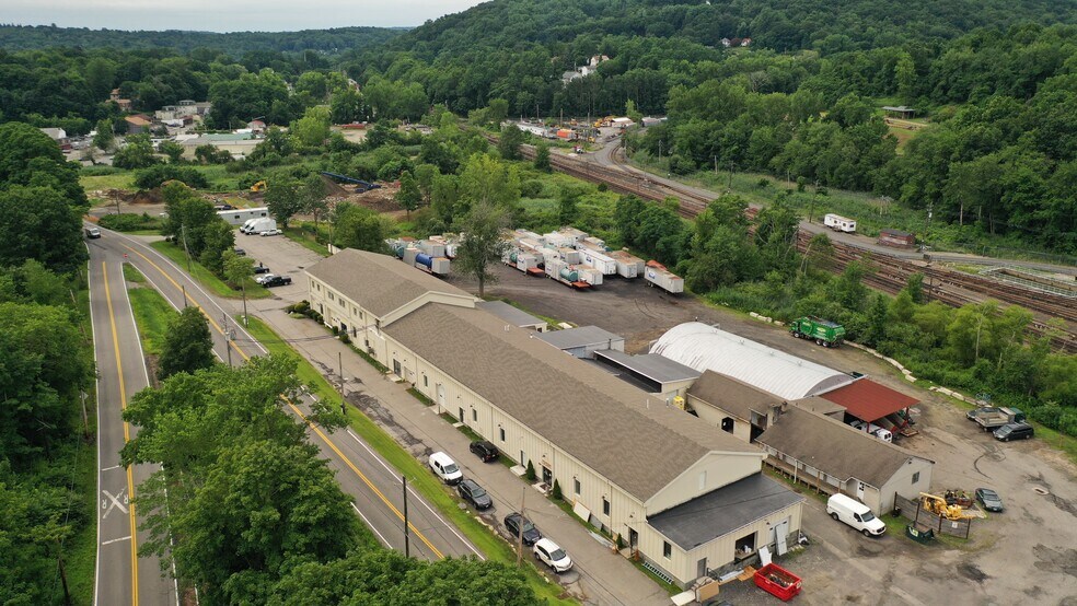 577 N Main St, Brewster Village, NY à louer - Photo du bâtiment - Image 2 de 6