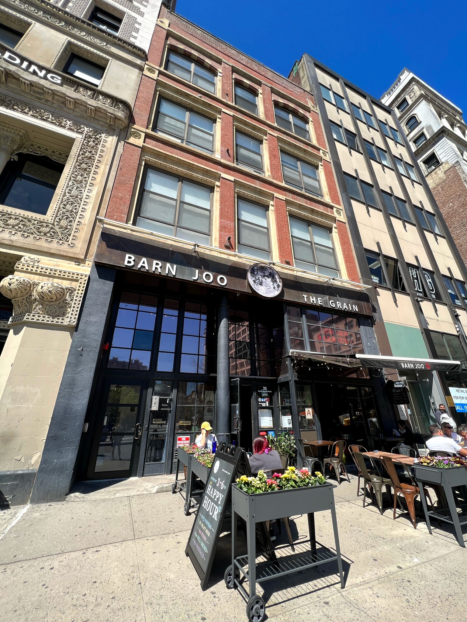 35 Union Sq W, New York, NY for lease Building Photo- Image 1 of 2