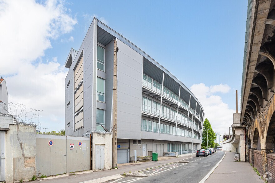 Bureau dans Saint-Denis à louer - Photo du bâtiment - Image 2 de 3