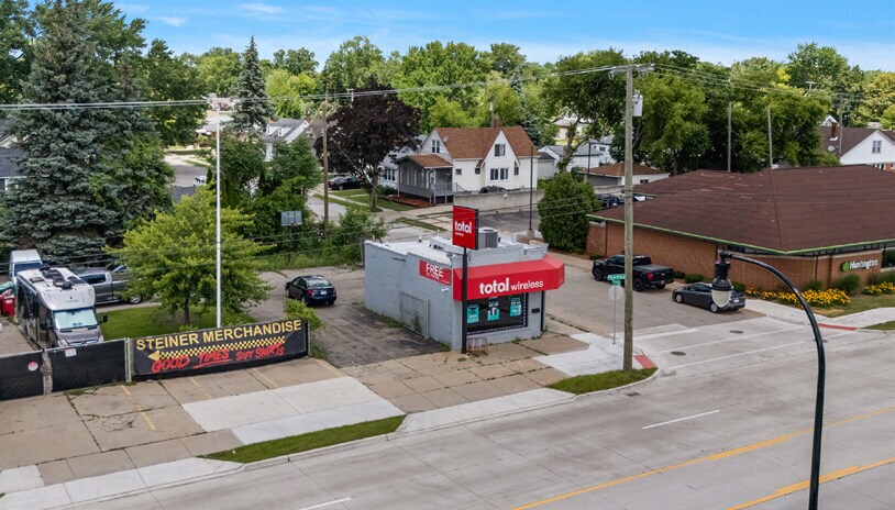 16941 9 Mile Rd, Eastpointe, MI à vendre - Photo du bâtiment - Image 2 de 5