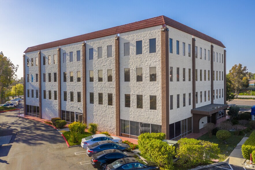550 W Vista Way, Vista, CA à louer - Photo du bâtiment - Image 3 de 4