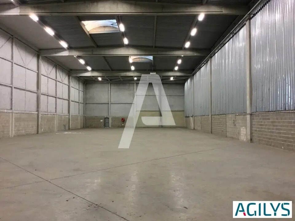 Industrial in Combs-la-Ville for lease Interior Photo- Image 1 of 8