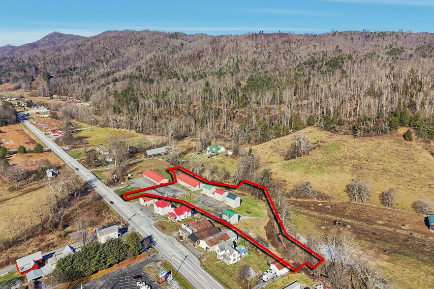 8703 Highway 19 E, Roan Mountain, TN à vendre - Photo principale - Image 1 de 55