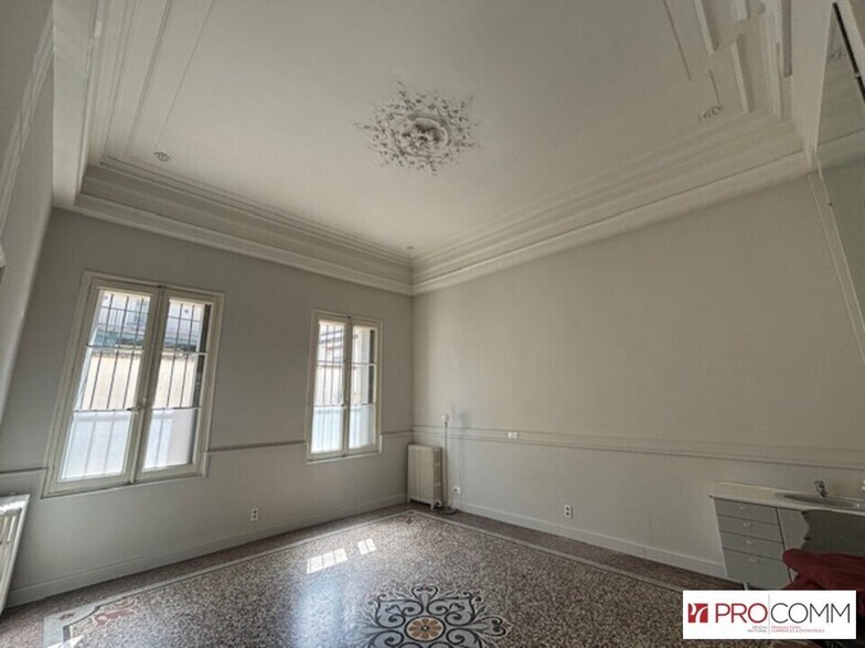 Office in Nimes for lease - Interior Photo - Image 3 of 6