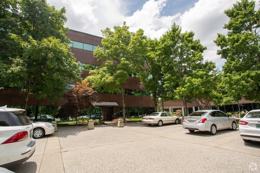 210-220 Athens Way, Nashville, TN à louer - Photo du bâtiment - Image 3 de 18