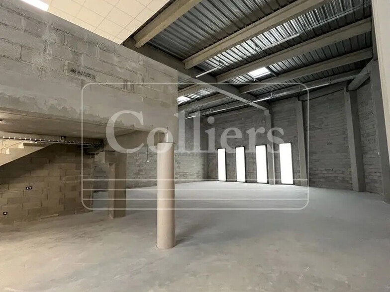 Flex in Marseille for lease - Interior Photo - Image 3 of 9