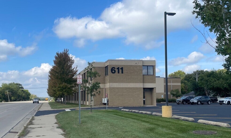 611 E Main St, East Dundee, IL à louer - Photo du bâtiment - Image 2 de 6