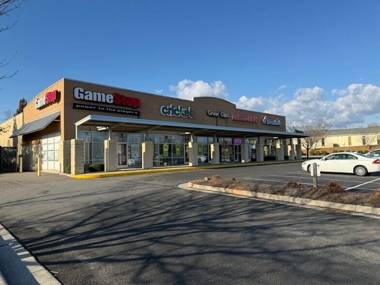 3227 Old Forest Rd, Lynchburg, VA à louer - Photo du bâtiment - Image 2 de 2