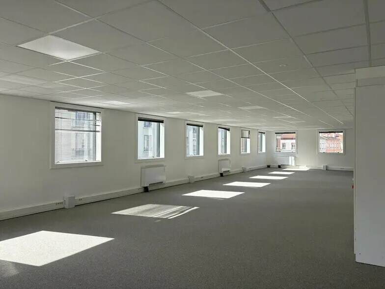 Office in Villeurbanne for sale - Interior Photo - Image 3 of 12