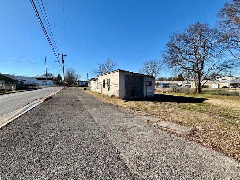 1029 Woods Ferry Rd, Gallatin, TN for sale - Building Photo - Image 2 of 9