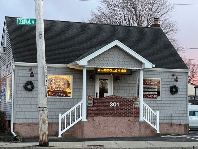 301 Central Ave, Bethpage, NY à vendre - Photo du bâtiment - Image 2 de 9