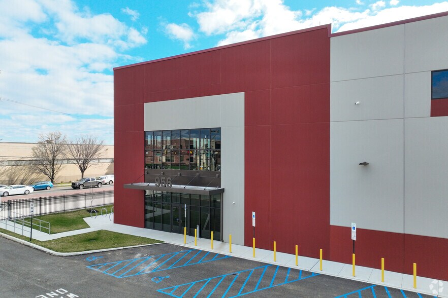 956 E Erie Ave, Philadelphia, PA à louer - Photo du bâtiment - Image 3 de 11