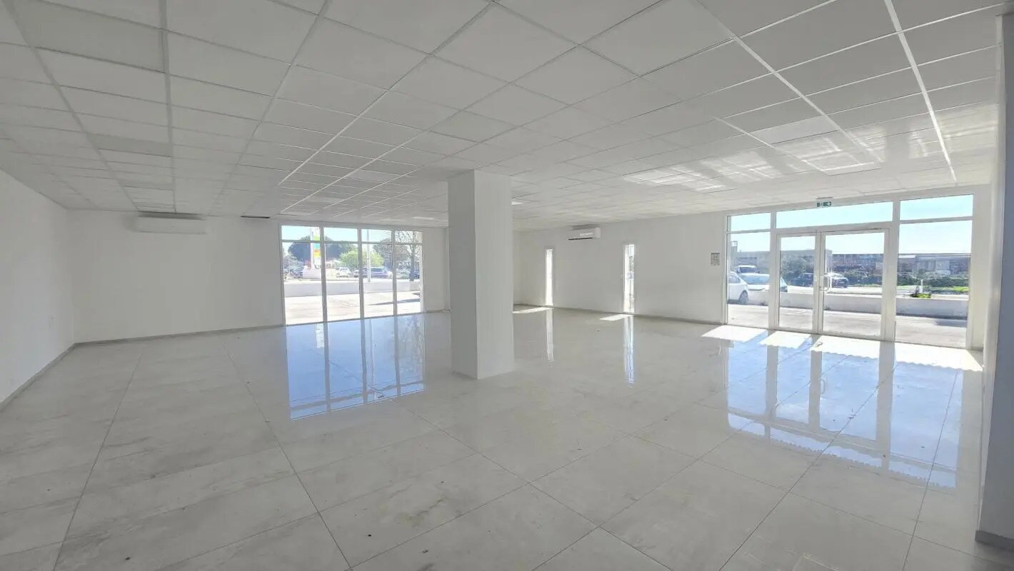 Retail in Solliès-Pont for lease Interior Photo- Image 1 of 5