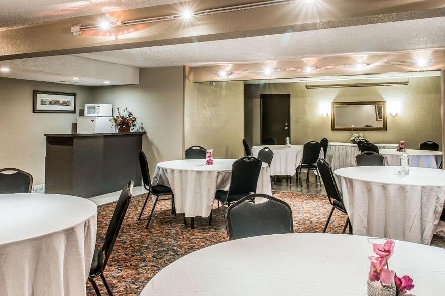 30375 Plymouth Rd, Livonia, MI for lease - Building Photo - Image 2 of 15