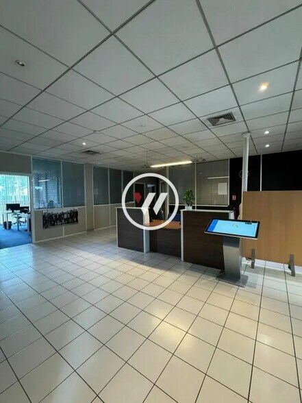 Bureau dans Roissy-en-France à vendre - Hall d’entrée - Image 2 de 11