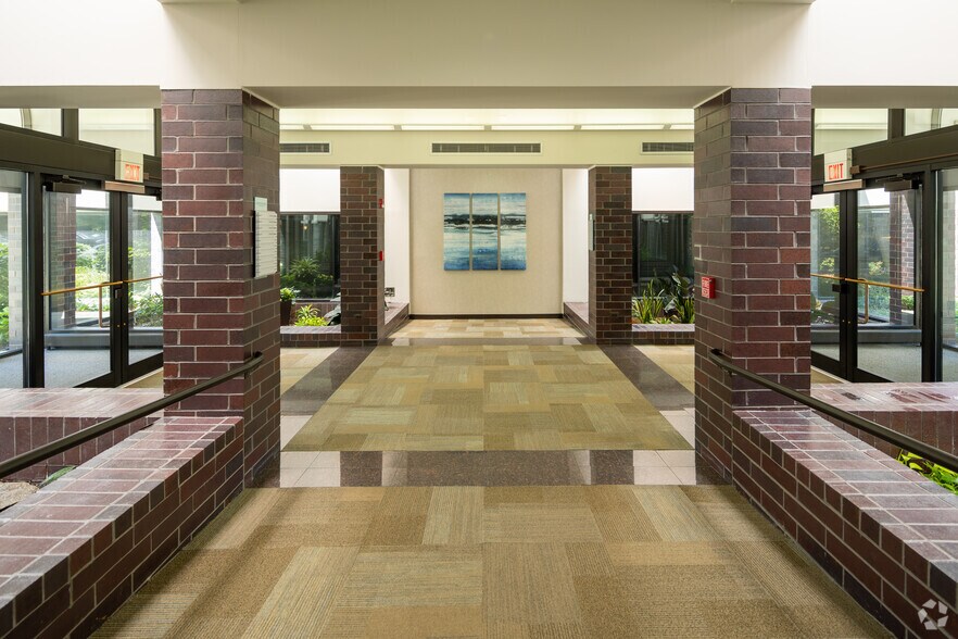 450-500 E Diehl Rd, Naperville, IL à louer - Hall d’entrée - Image 3 de 23