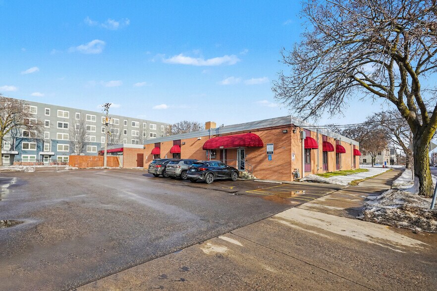 2450 Park Ave, Minneapolis, MN à vendre - Photo du bâtiment - Image 3 de 26