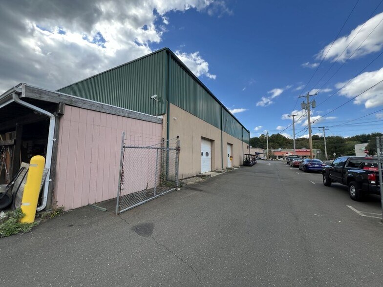 304 Boston Post Rd, Orange, CT à louer - Photo du bâtiment - Image 3 de 9