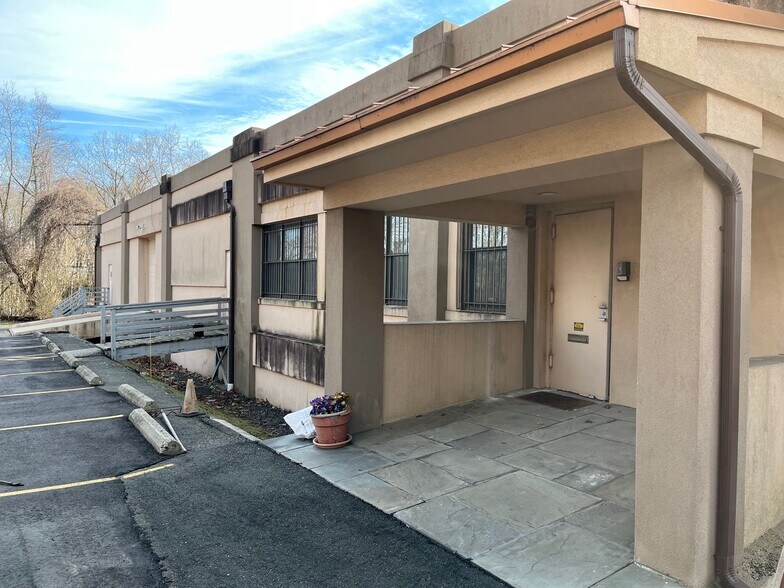 231 Wilson Ave, Norwalk, CT à louer - Photo du bâtiment - Image 3 de 28