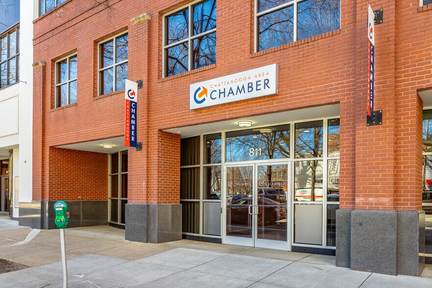 811 Broad St, Chattanooga, TN à louer - Photo du bâtiment - Image 3 de 25