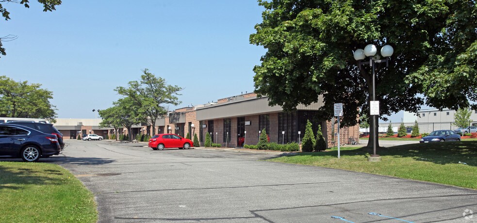 1730 McPherson Ct, Pickering, ON à vendre - Photo du bâtiment - Image 2 de 7