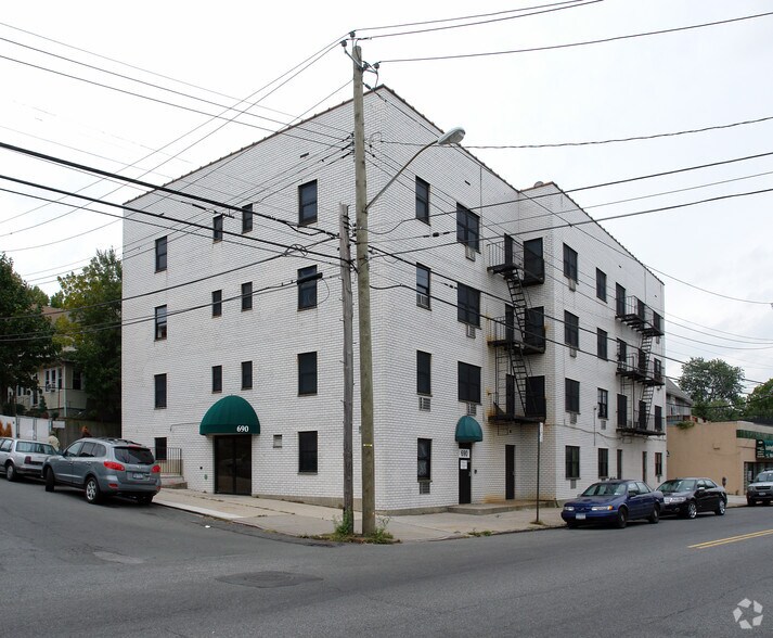 690 Castleton Ave, Staten Island, NY à louer - Photo du bâtiment - Image 2 de 20