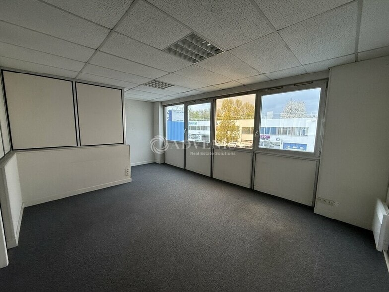 Office in Champs-sur-Marne for lease - Building Photo - Image 2 of 8
