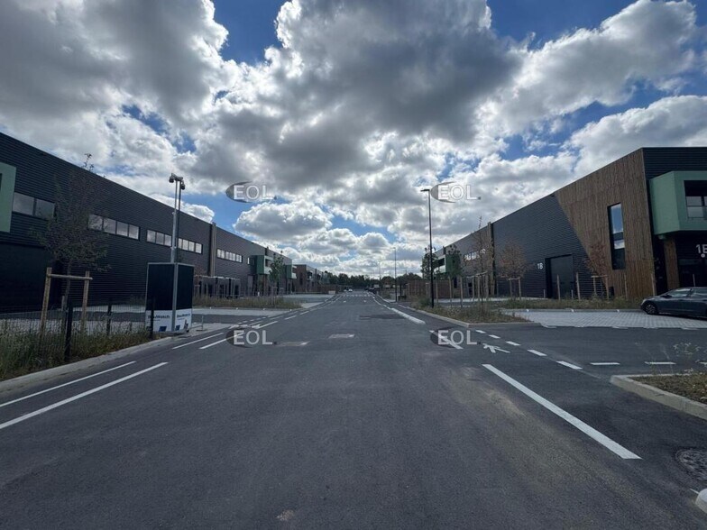 Flex dans La Queue-en-Brie à louer - Photo du bâtiment - Image 2 de 9