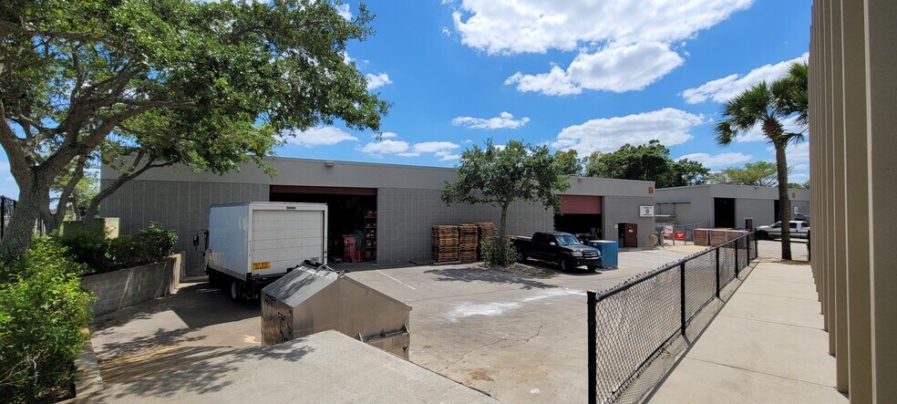 1101 18th Pl, Vero Beach, FL à louer - Photo du bâtiment - Image 3 de 5