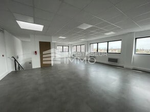 Office in Corbeil-Essonnes for lease Building Photo- Image 2 of 3