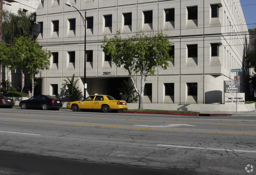 2601 W Alameda Ave, Burbank, CA à louer - Photo du bâtiment - Image 3 de 14