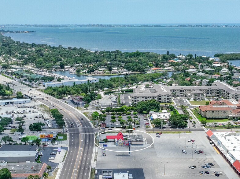 6844 14th St W, Bradenton, FL à louer - Photo du bâtiment - Image 2 de 6