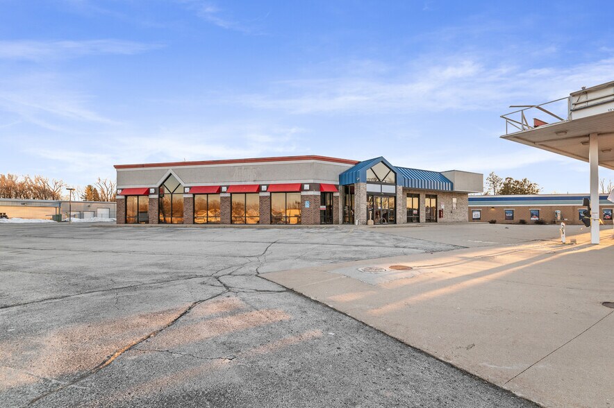 1855 Velp Ave, Howard, WI à louer - Photo du bâtiment - Image 3 de 12