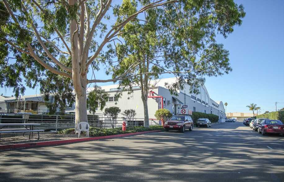 30 S La Patera Ln, Goleta, CA à louer - Photo du bâtiment - Image 2 de 6