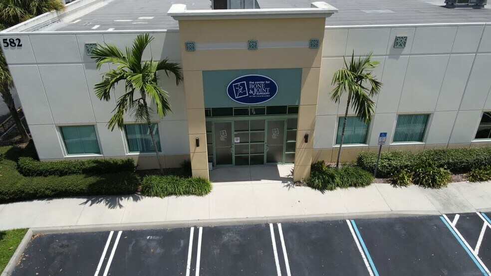 580-584 NW University Blvd, Port Saint Lucie, FL à louer - Vidéo sur l’inscription commerciale - Image 3 de 29