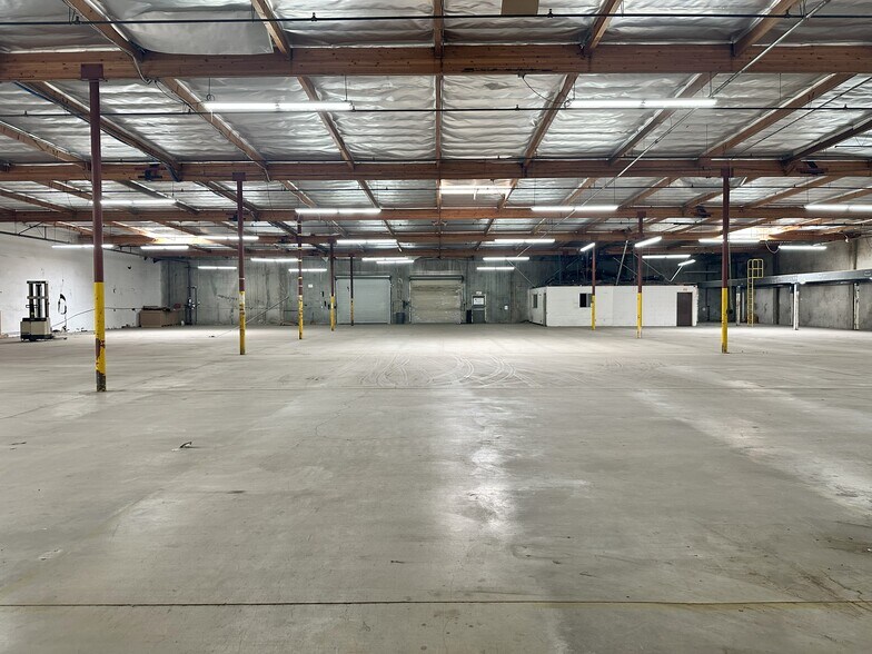 12882 Pierce St, Pacoima, CA à louer - Photo du bâtiment - Image 3 de 4