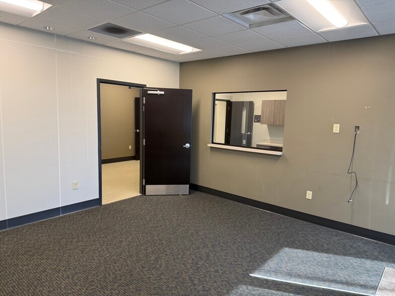 209 E Emory Rd, Powell, TN for lease - Building Photo - Image 3 of 17