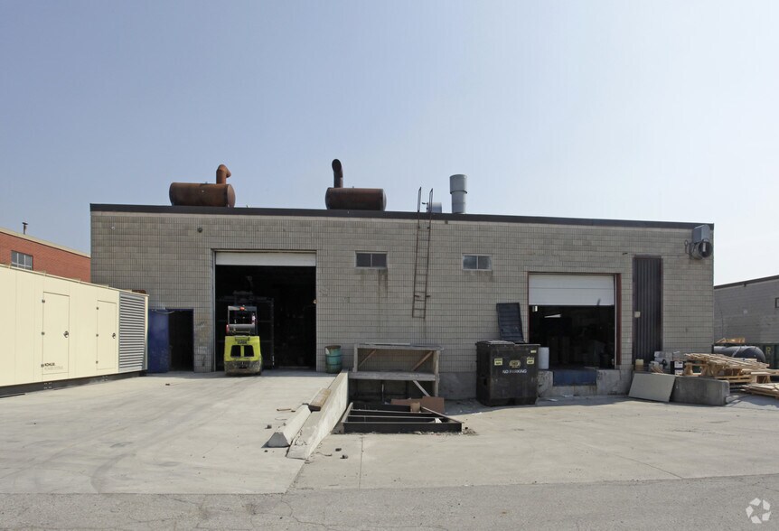 2423 Anson Dr, Mississauga, ON à louer - Photo du bâtiment - Image 2 de 3