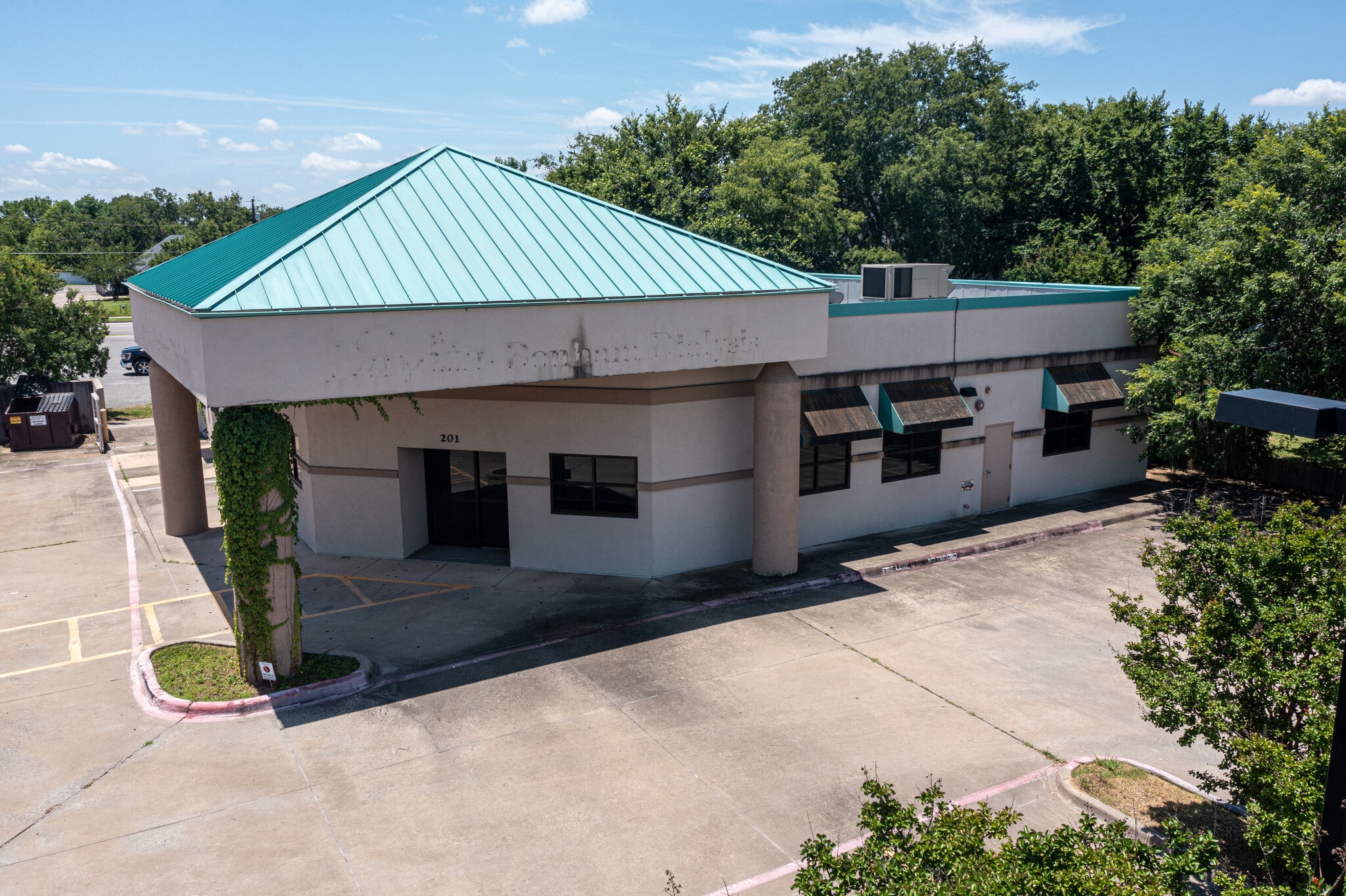 201 W 5th St, Bonham, TX for lease Primary Photo- Image 1 of 45