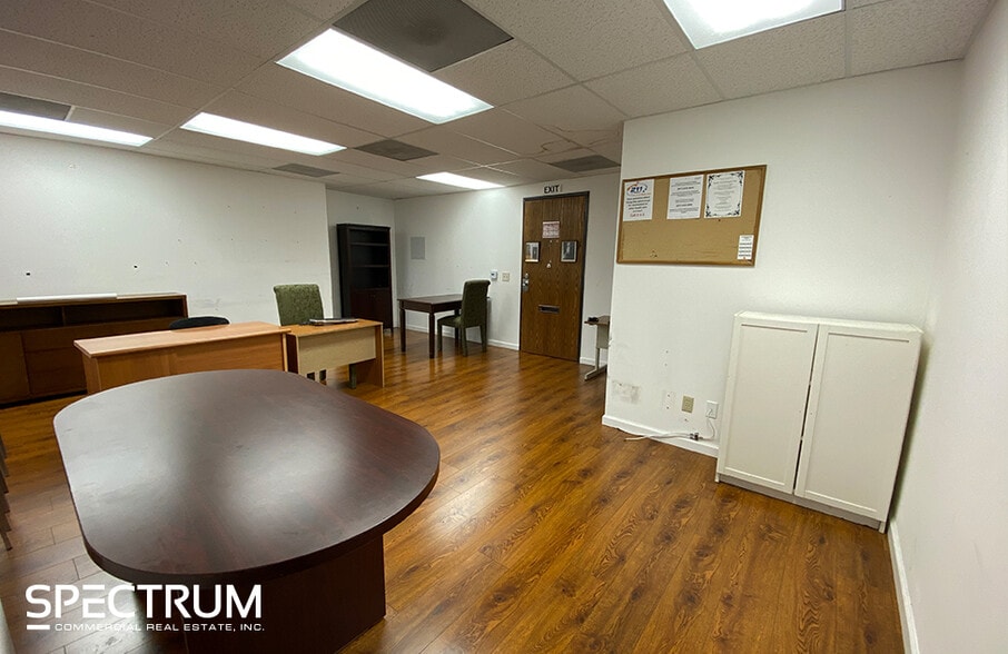 15600 Devonshire St, Granada Hills, CA for lease - Interior Photo - Image 3 of 3