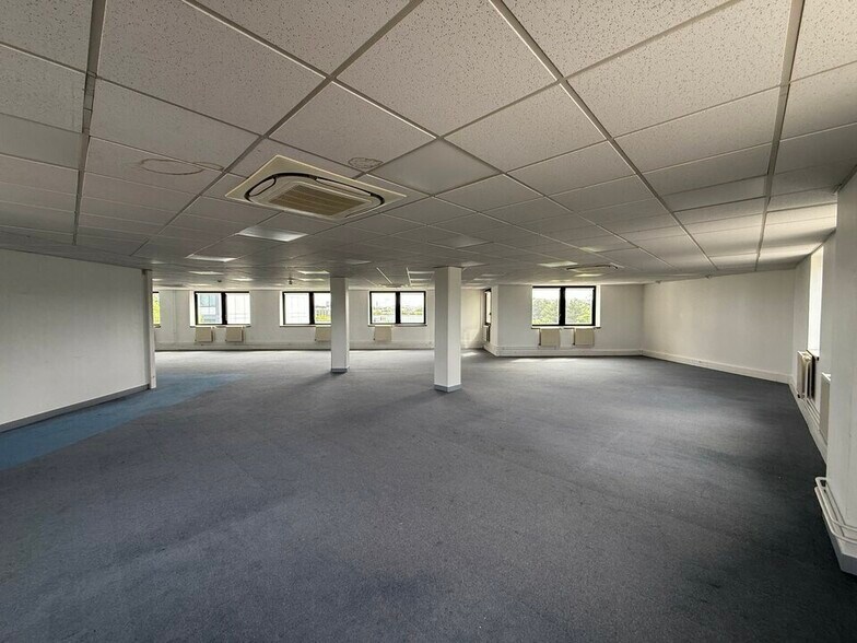 Office in Saint-Denis for sale - Interior Photo - Image 2 of 6