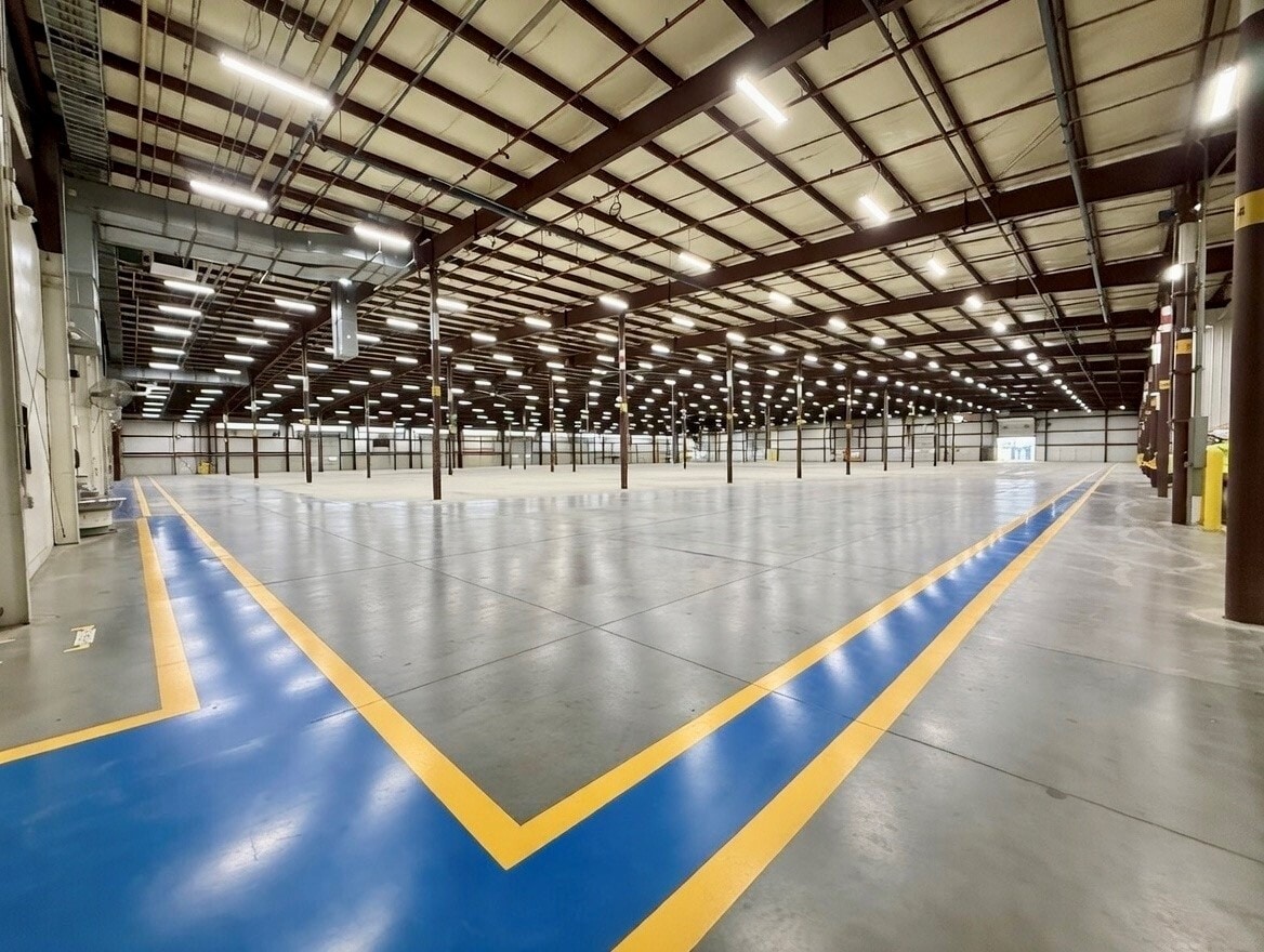 2855 S Oakwood Rd, Oshkosh, WI for lease Primary Photo- Image 1 of 8