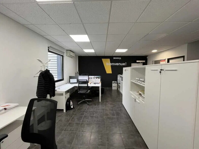 240 Rue Ferdinand Perrier, Saint-Priest for lease - Interior Photo - Image 2 of 15