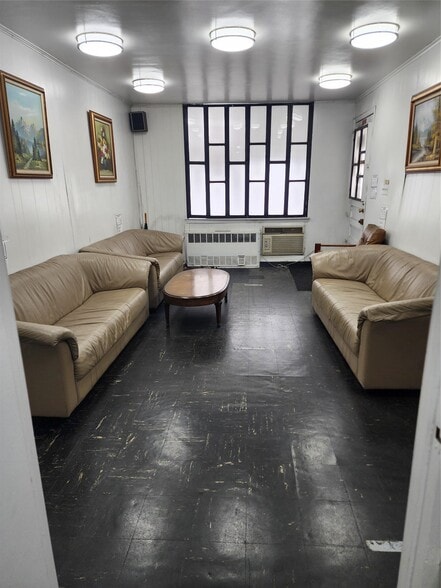 10025 Queens Blvd, Forest Hills, NY à vendre - Photo du bâtiment - Image 2 de 37