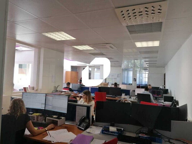 Office in Neuville-sur-Saône for lease - Building Photo - Image 2 of 11