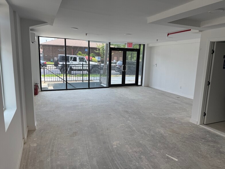 4512 211th St, Bayside, NY for lease - Interior Photo - Image 2 of 5